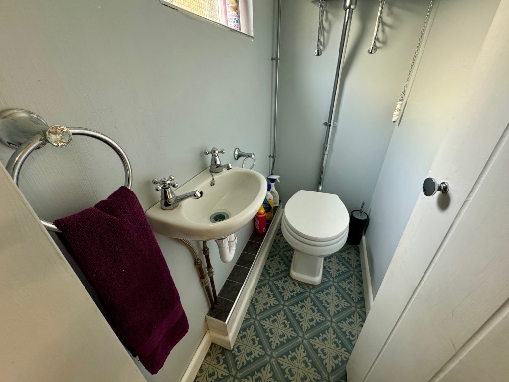 Lot: 24 - HAIRDRESSING SALON AND BEAUTY PARLOUR CLOSE TO ST JAMES RETAIL AND LEISURE PARK - WC